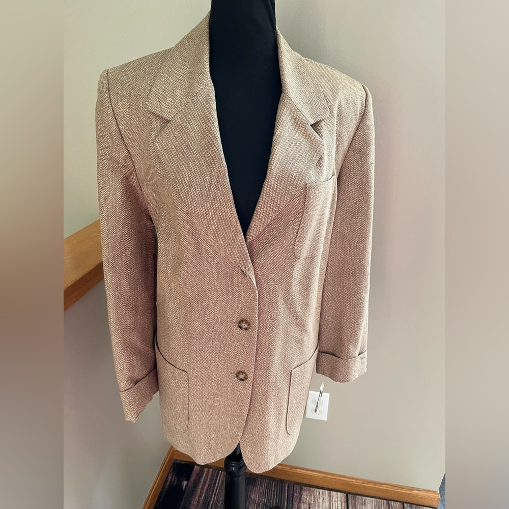 New women’s Vintage made in USA 100% silk textured tweed tan blazer. Size medium